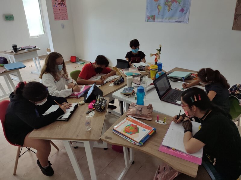 Estudiantes de secundaria trabajando en un proyecto en el aula