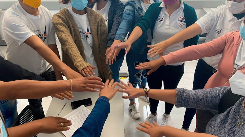 Mujeres jóvenes en un taller de capacitación laboral