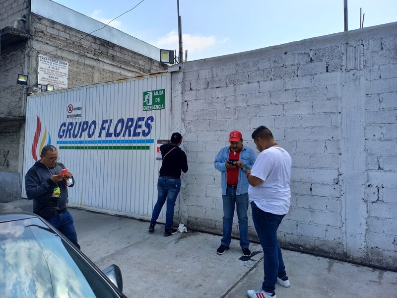 Title: Grupo de hombres mirando sus celulares