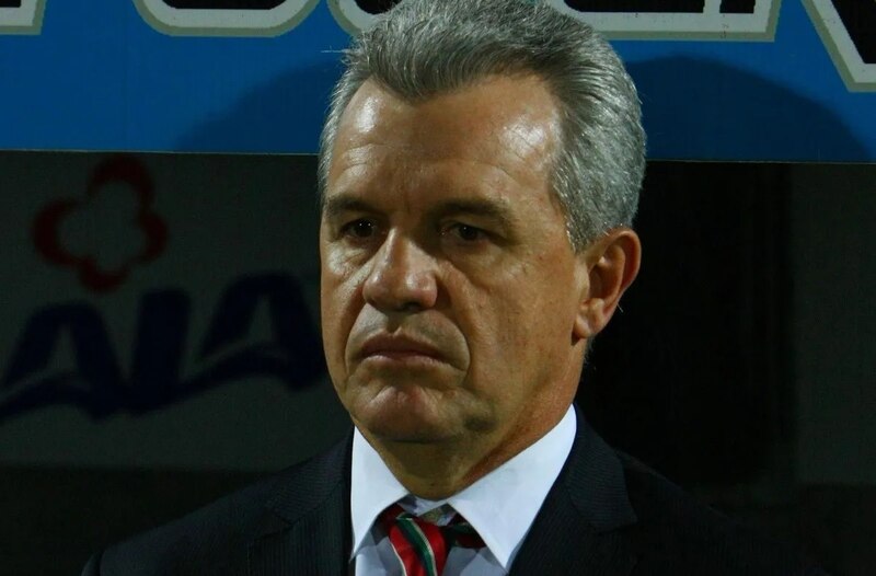 El entrenador Miguel Herrera durante un partido de fútbol.