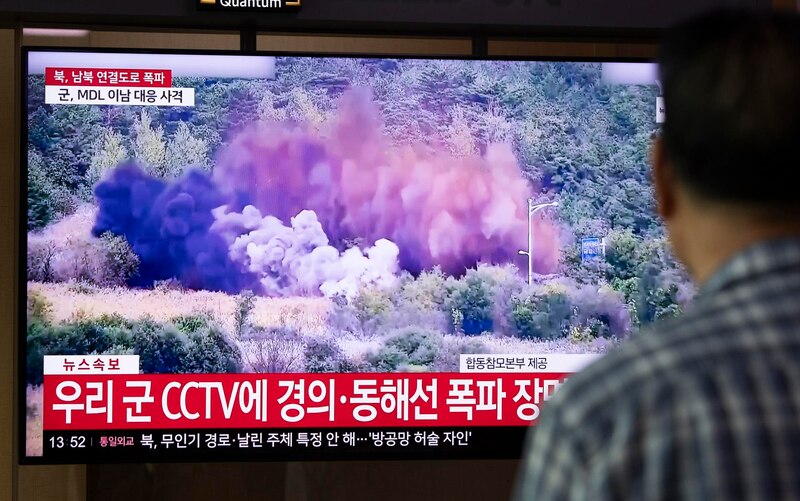 Un hombre observa este martes en la pantalla de televisión de Seúl las detonaciones empleadas por Pionyang para destruir tramos de carreteras en su territorio que conectan ambos países.