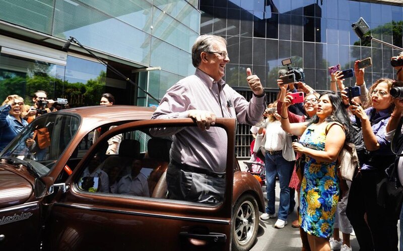 El presidente electo de México, Andrés Manuel López Obrador, saluda a sus seguidores desde su coche.