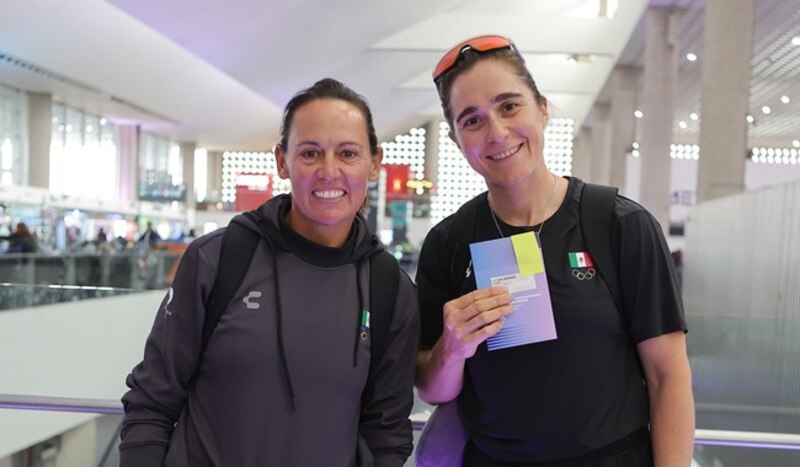 Las atletas olímpicas mexicanas Paola Longoria y Dafne Navarro sonríen para la foto.