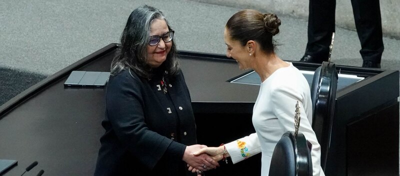 Presidenta de Chile, Michelle Bachelet, saluda a la Presidenta de la Convención Constitucional, Elisa Loncón.