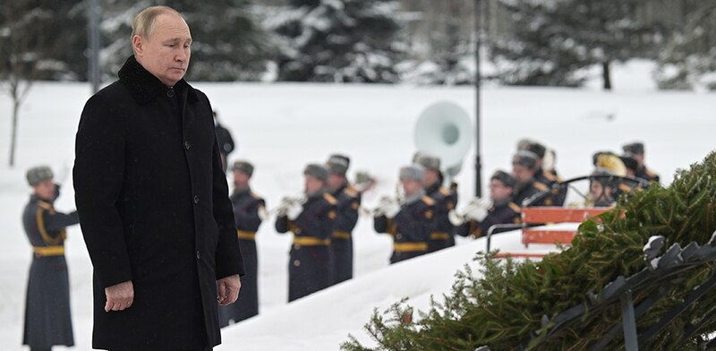 Putin camina solo por la nieve
