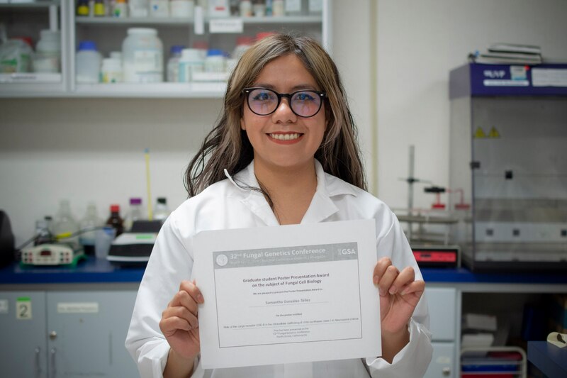 Estudiante de posgrado gana premio por su investigación en biología celular fúngica