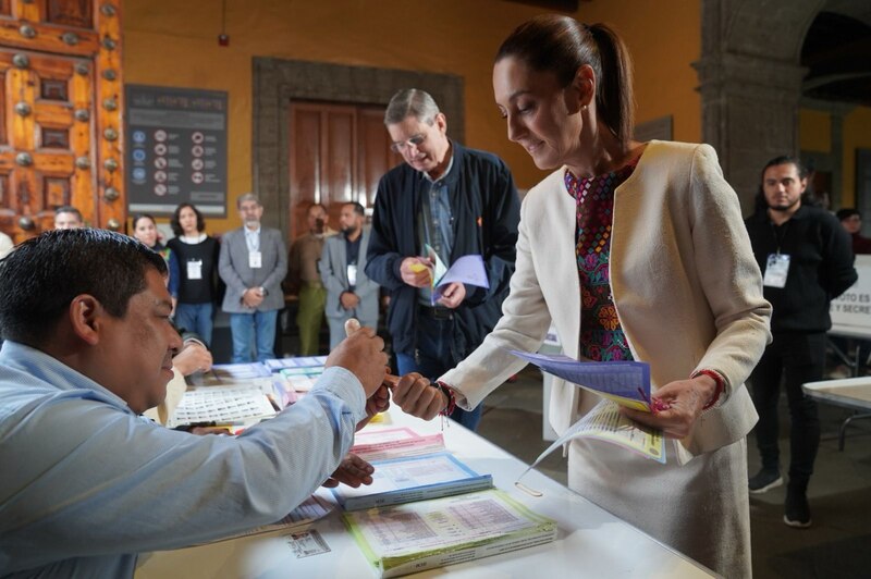 La presidenta Claudia Sheinbaum llegando a las urnas electorales junto a su esposo