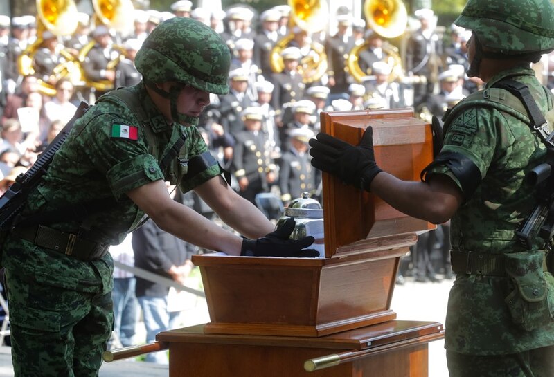 Soldados mexicanos cargando un ataúd