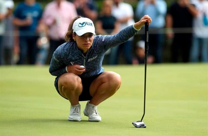 La golfista profesional española Azahara Muñoz analiza el green antes de ejecutar un putt.