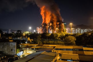 Incendio en cuatro rascacielos de Hong Kong deja 36 muertos y 279 personas atrapadas