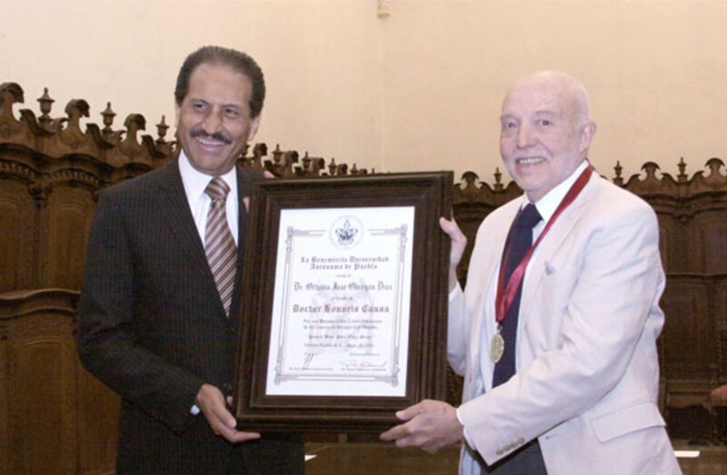 El doctor Honoris Causa Roberto Cassa recibe un reconocimiento por su trayectoria