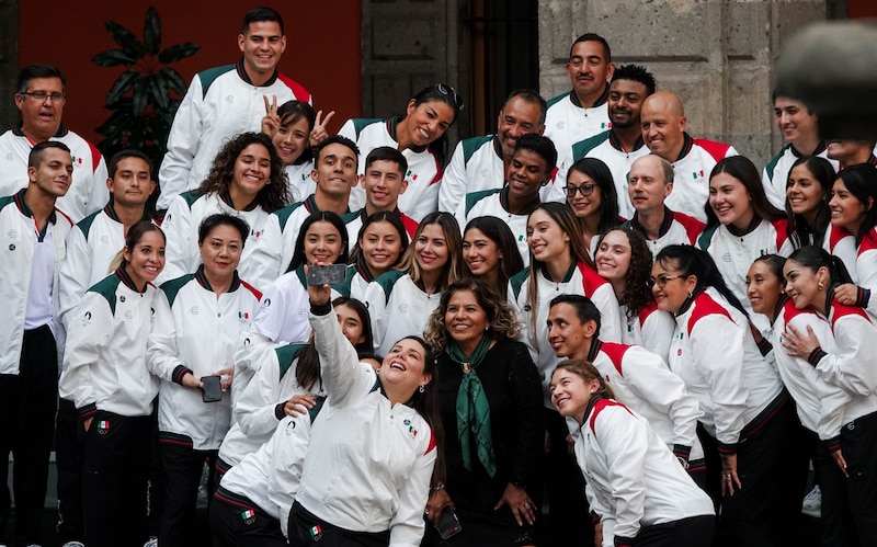 La delegación mexicana de deportistas olímpicos se reúne con el presidente Andrés Manuel López Obrador