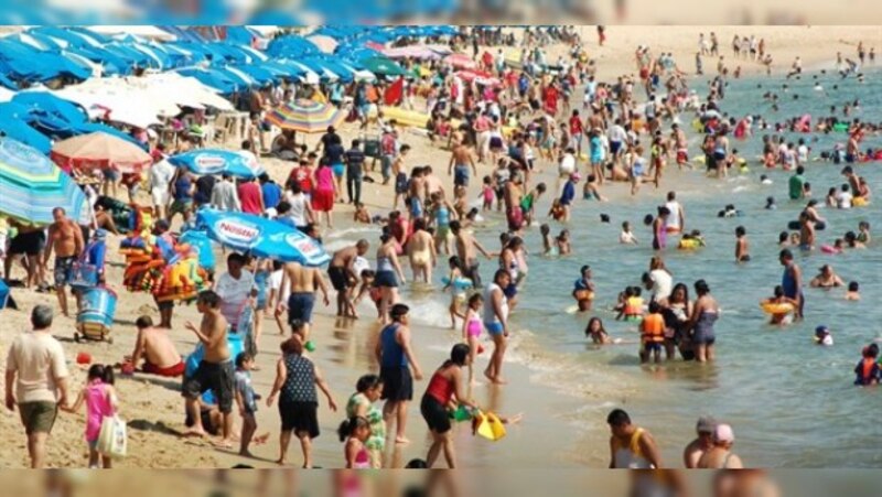 Playa abarrotada de gente