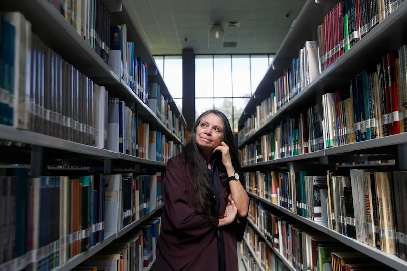 La escritora Isabel Allende en una biblioteca