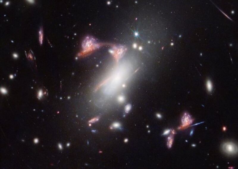 Imagen del cúmulo de galaxias Abell 2744 tomada por el telescopio espacial Hubble.