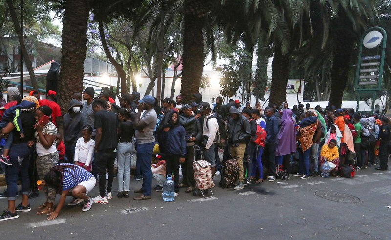 Migrantes esperan en la frontera para solicitar asilo en México