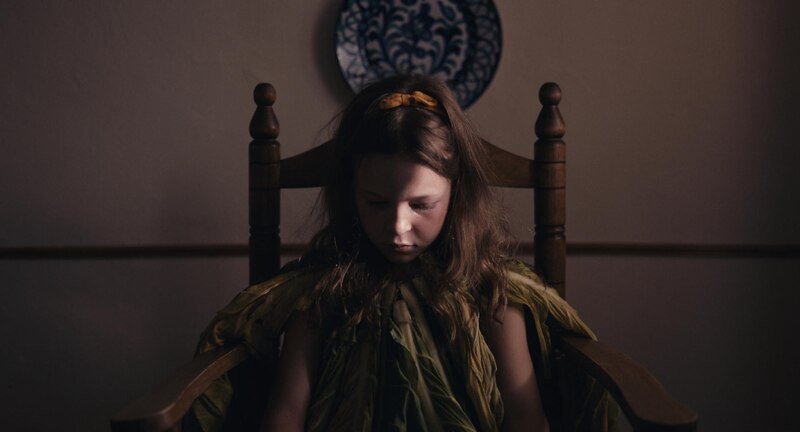 La niña de la silla