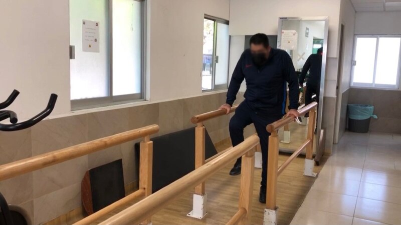 Paciente realizando ejercicios de rehabilitación en el hospital