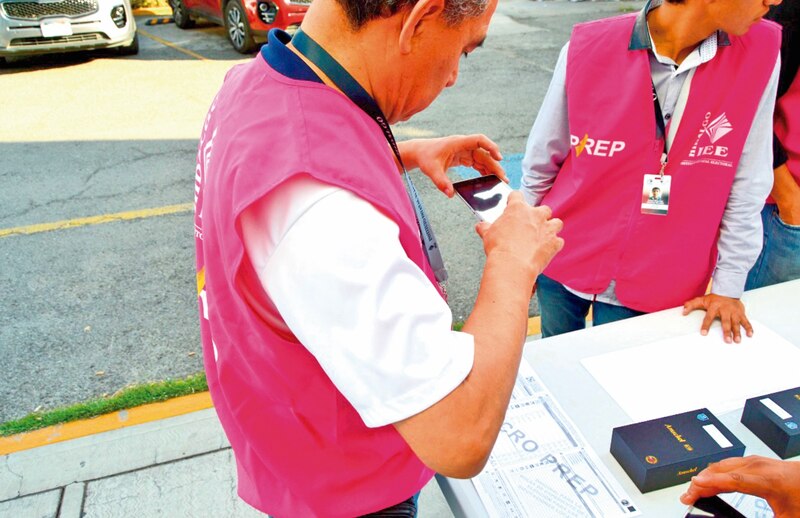 Un hombre toma una foto de una boleta electoral