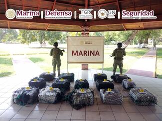 Durante una operación se aseguro en Michoacán una embarcación con presunta cocaína 