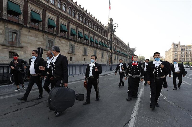 Mariachis tocando en la calle en México