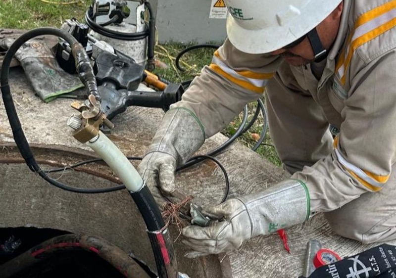 Personal de CFE trabajando en la reparación de infraestructura eléctrica en zona urbana de Villahermosa