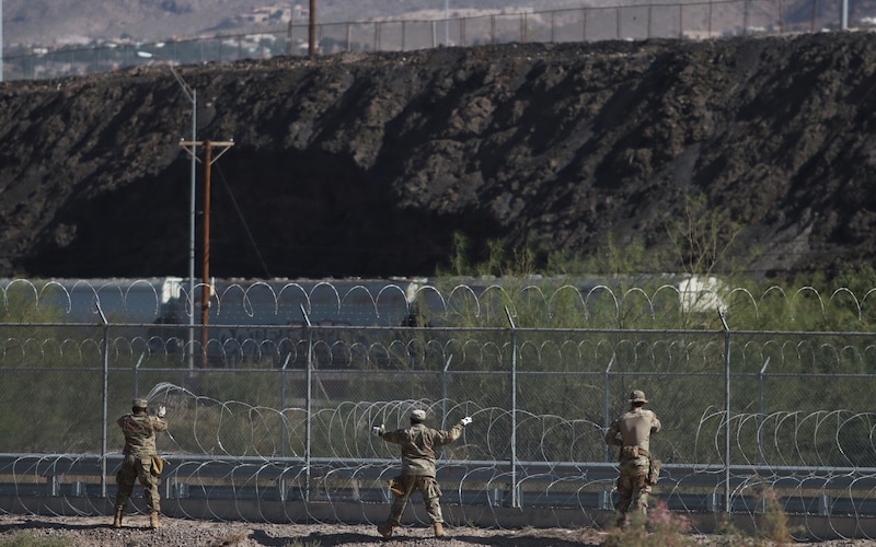 Soldados estadounidenses cortan alambre de púas en la frontera entre Estados Unidos y México