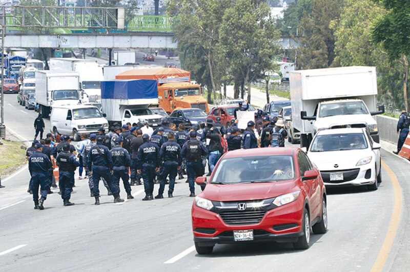 Enfrentamiento entre policías y manifestantes en la Ciudad de México