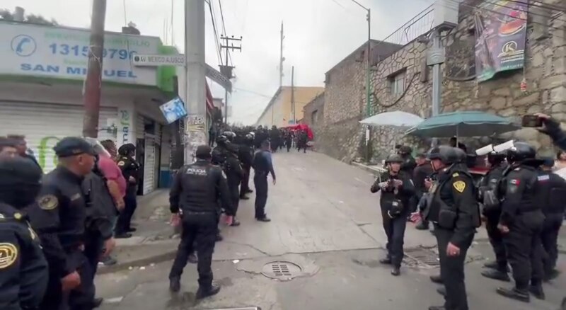 Enfrentamiento entre policías y manifestantes en una calle de la Ciudad de México