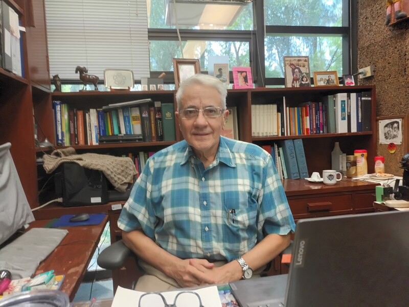 El Dr. Juan Pérez, un científico de la Universidad de Sevilla, España, que ha dedicado su vida a la investigación de la cura del cáncer.