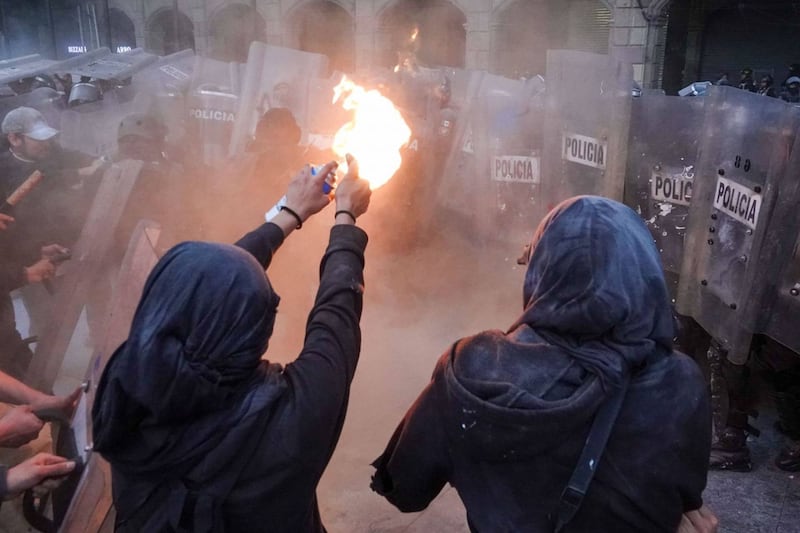 Integrantes del llamado Bloque Negro se enfrentaron a Policías Capitalinos en el Zócalo,