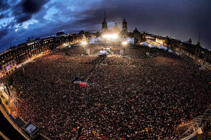 Multitudes se reúnen en el Zócalo de la Ciudad de México para ver un concierto gratuito