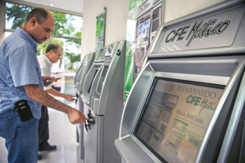 Un hombre usando un cajero automático