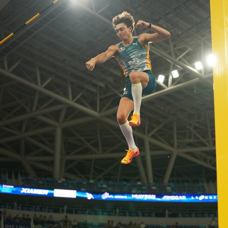 Atleta saltando con garrocha