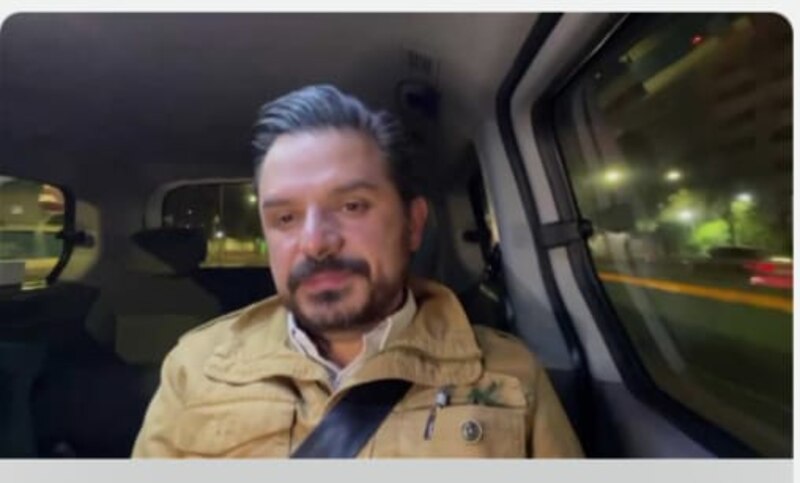 El líder de Podemos, Pablo Iglesias, en un coche