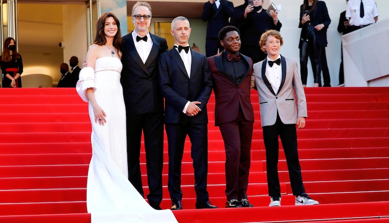 El elenco de la película "Armageddon Time" en la alfombra roja del Festival de Cine de Cannes