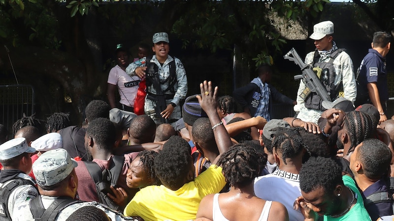 Migrantes haitianos cruzan la frontera hacia México