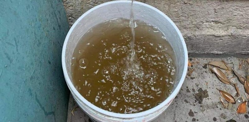 Cubeta con agua sucia