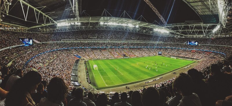 Un partido de fútbol en un estadio lleno de gente