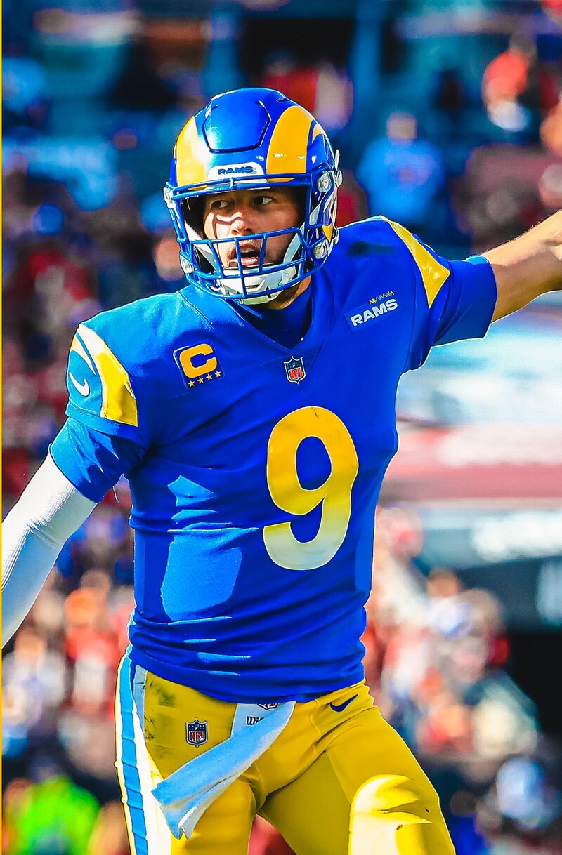 Matthew Stafford, el mariscal de campo de Los Angeles Rams, lanza un pase durante el partido contra los Arizona Cardinals.