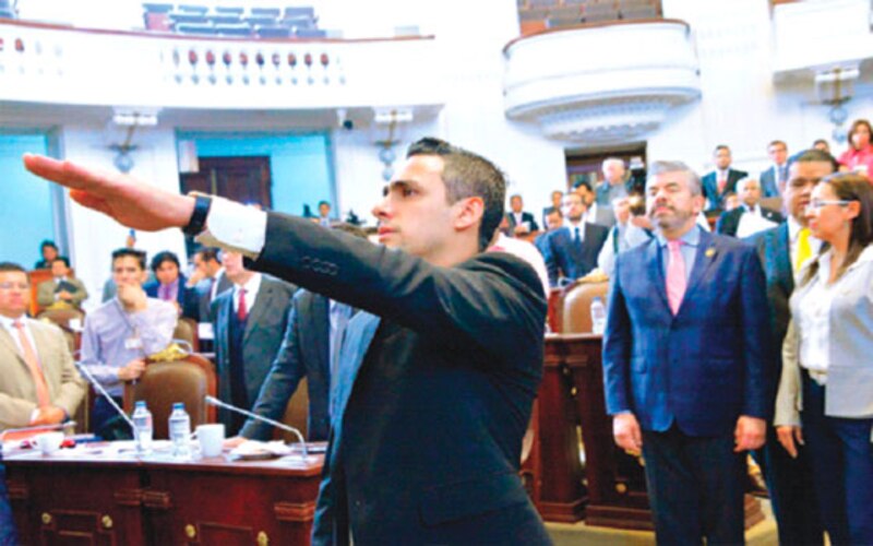 Un diputado juramentando en el Congreso