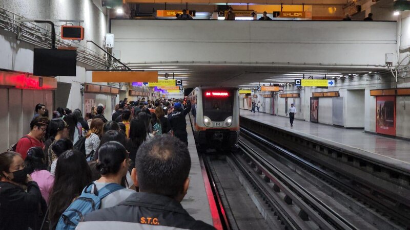 Un vagón del metro de la Ciudad de México repleto de gente