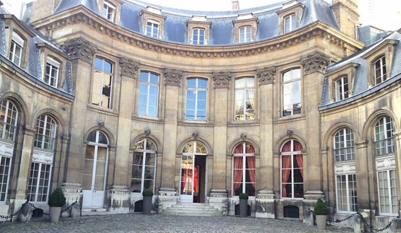 Fachada del Museo del Louvre, París