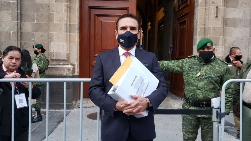 El diputado Mario Delgado ante los medios