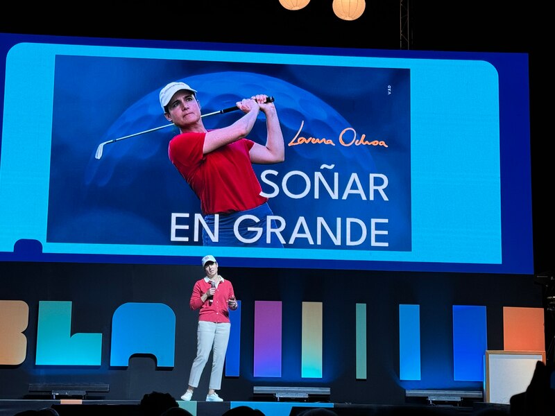 La golfista mexicana Lorena Ochoa impartió una conferencia magistral donde habló de la importancia de la educación de la mentalidad, algo desincorporado en el sistema educativo tradicional y deportivo, de la planeación del día, y de la reconfiguración sobre qivocarte, para lograr aprender de él y mejorar.
Dijo que luego de su singular carrera profesiional como golfista, ahora su sueño es poder ayudar a la educación a nivel nacional; “me preocupa que 1.5 millones de niños entre 2 y 16 años dejaj de estudiar, se salen de la escuela todos los años, son cifras súper alarmantes que nos cuesta trabajo dimensionar”.
Reveló que a través de su Fundación Becar, apoyaron en su educación a 13 mil niños en 2023, a través de 30 escuelas; “te das cuenta que toda esta chamba vale mucho más la pena”.