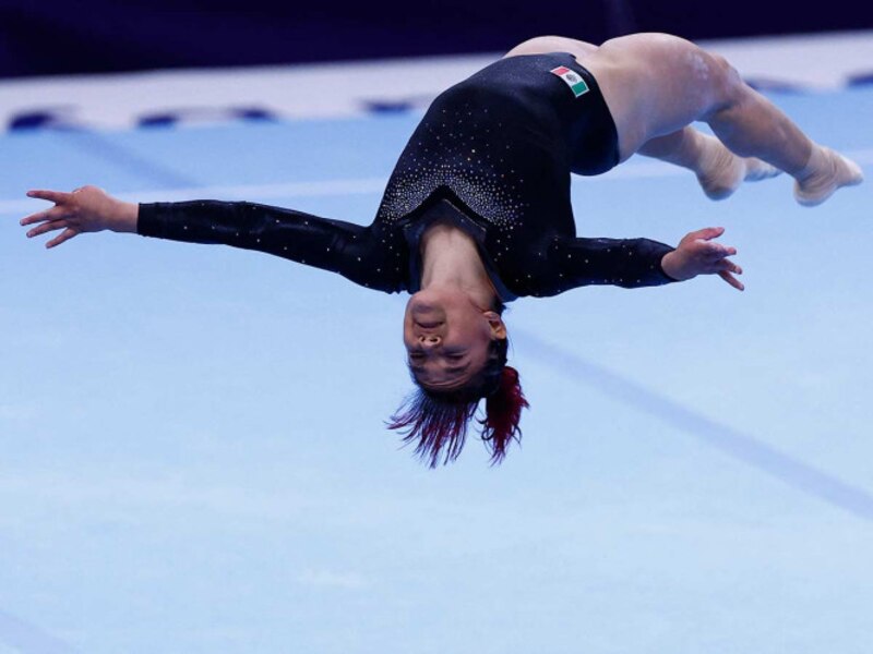 Alexa Moreno, gimnasta mexicana, realiza un salto mortal durante una competencia.