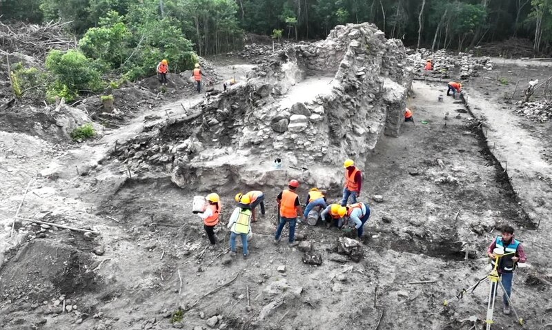 Un equipo de arqueólogos trabaja en una excavación en busca de ruinas mayas.