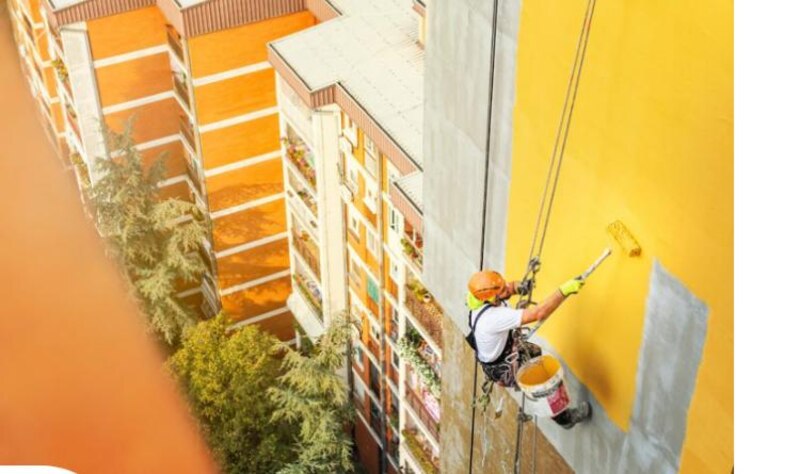 Pintor trabajando en un edificio