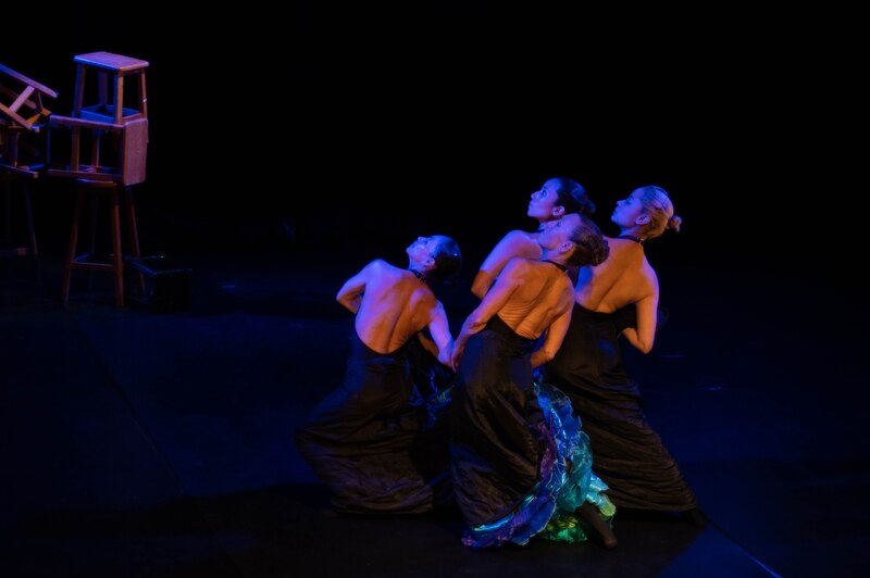 Cuatro bailarinas en escena realizando una coreografía de danza contemporánea.