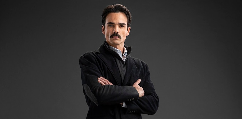 El actor mexicano Tenoch Huerta interpreta a un narcotraficante en la serie "Narcos: México".